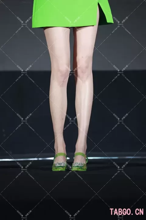 【已出】关晓彤绿裙秀大长腿
