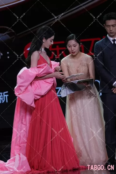 【已出】迪丽热巴微博之夜粉色长裙