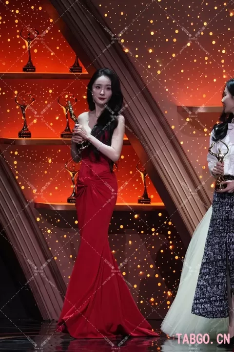 【已出】杨幂微博之夜红配绿大秀身材曲线