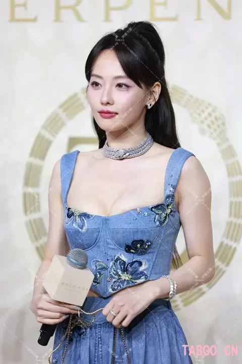 张嘉倪宝格丽 牛仔低胸