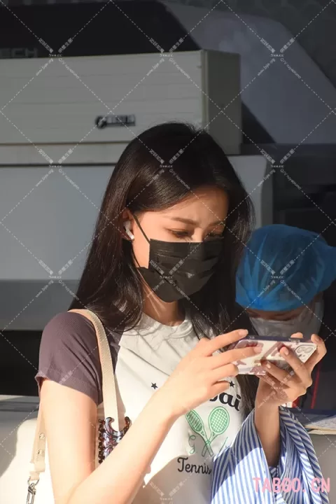 【已出】孙怡打游戏入迷 这腿好直