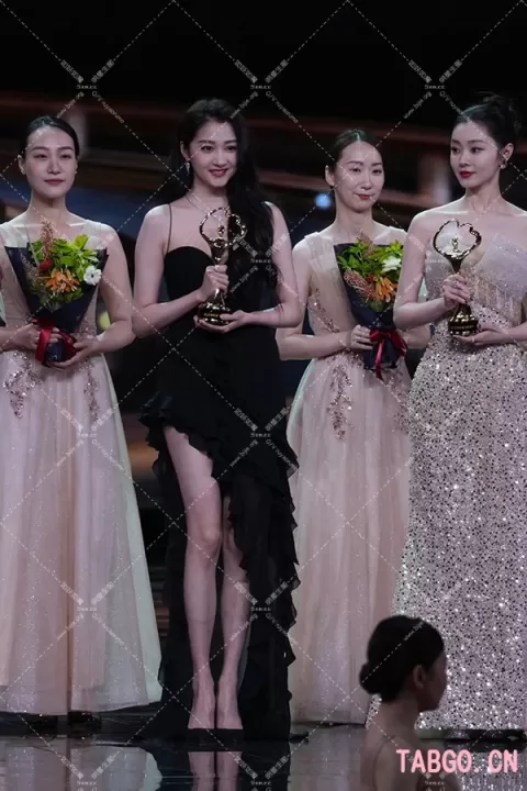 【已出】关晓彤微博之夜长腿透视