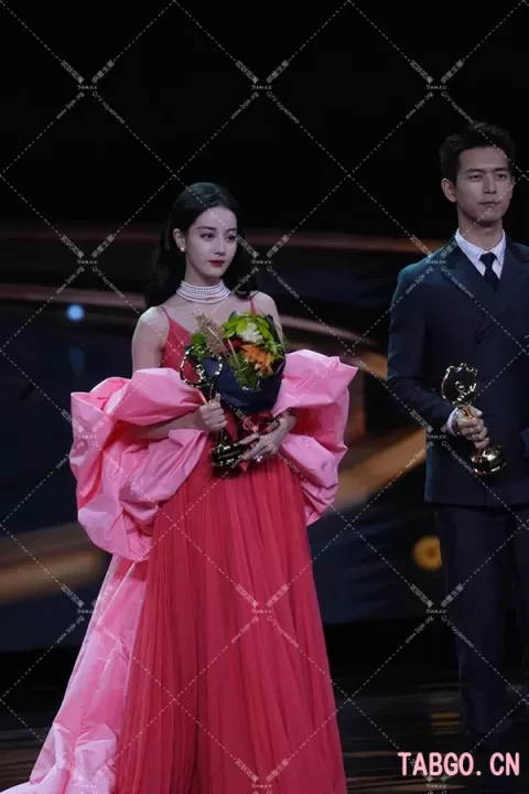 【已出】迪丽热巴微博之夜粉色长裙