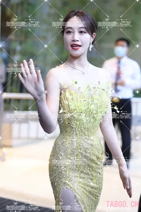 蓝盈莹绿裙 有特写