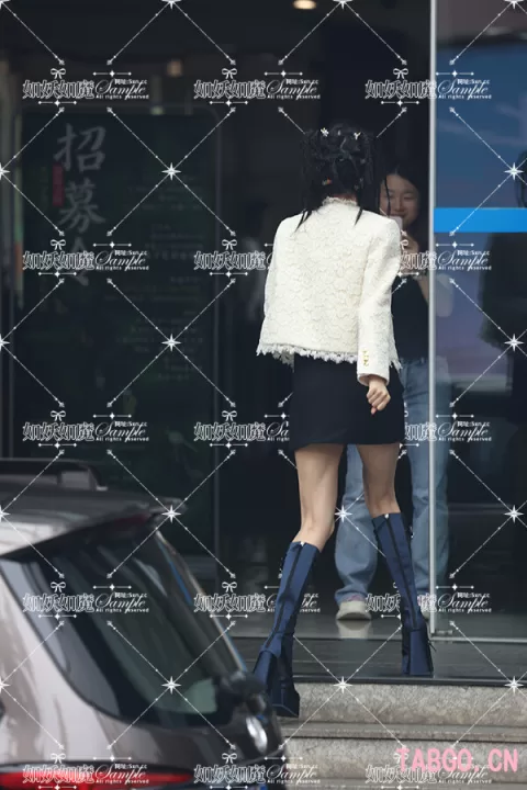baby广电上班 鞠躬招手（送熟人）