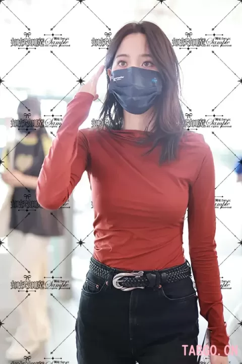 【已出】欧阳娜娜红色紧身衣机场