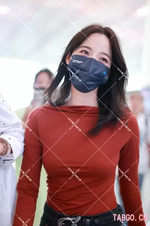 【已出】欧阳娜娜红色紧身衣机场