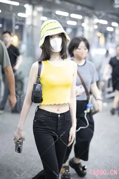毛晓彤机场牛仔裤