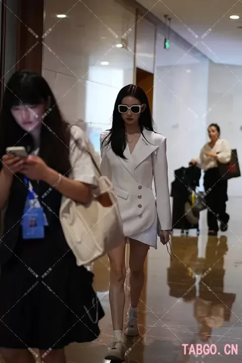 张艺凡白西装墨镜上班