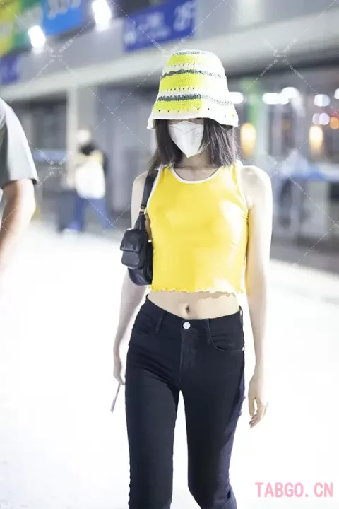 毛晓彤机场牛仔裤