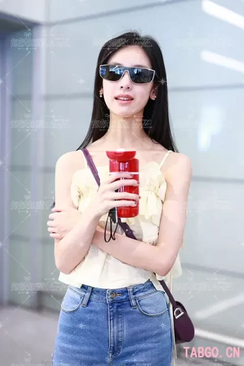 陈都灵紧牛仔裤