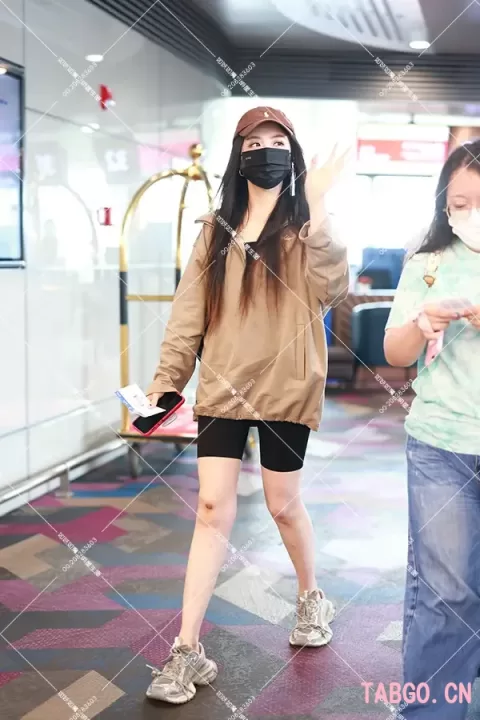 王艺瑾机场紧身短裤