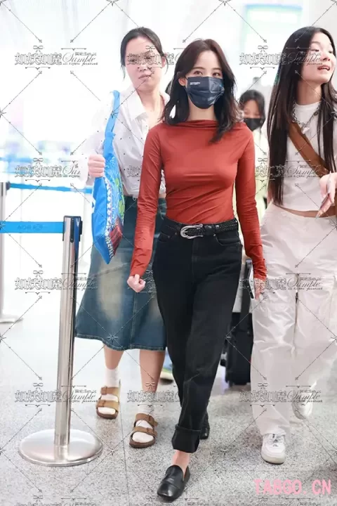 【已出】欧阳娜娜红色紧身衣机场