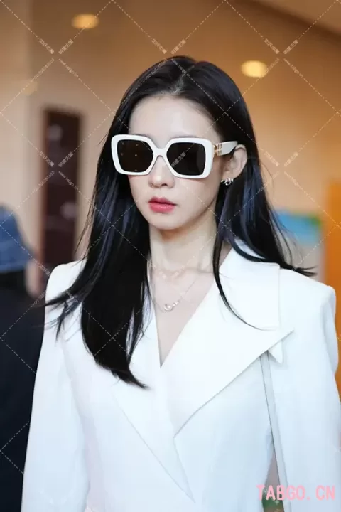 张艺凡白西装墨镜上班
