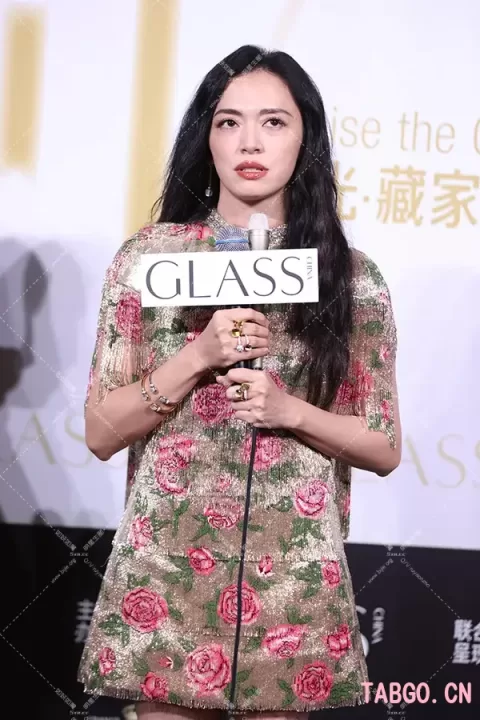 姚晨GLASS红毯 腿部肌肉好看