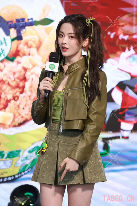 【还有】杨超越站台 比心