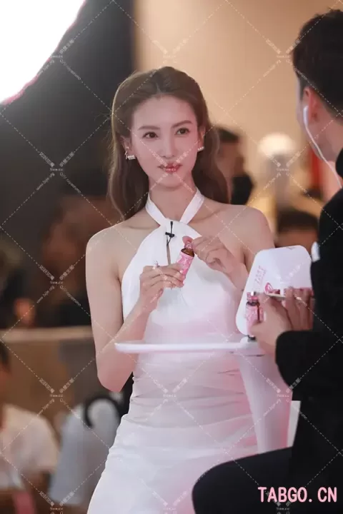 金晨活动白裙站台