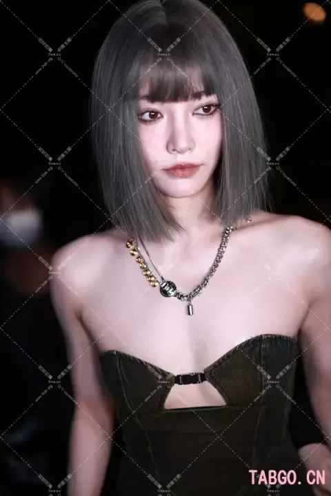【已出】许佳琪看秀下班 这是贴了胶布吗