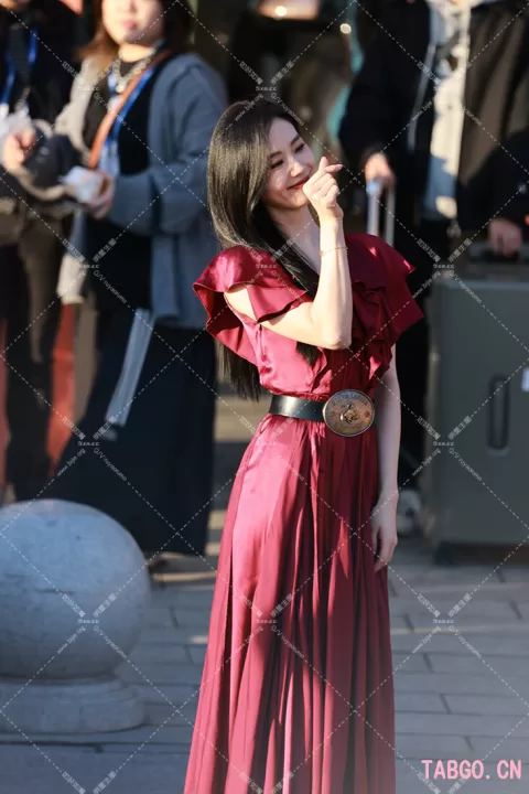 刘诗诗下班红裙 看看就好了