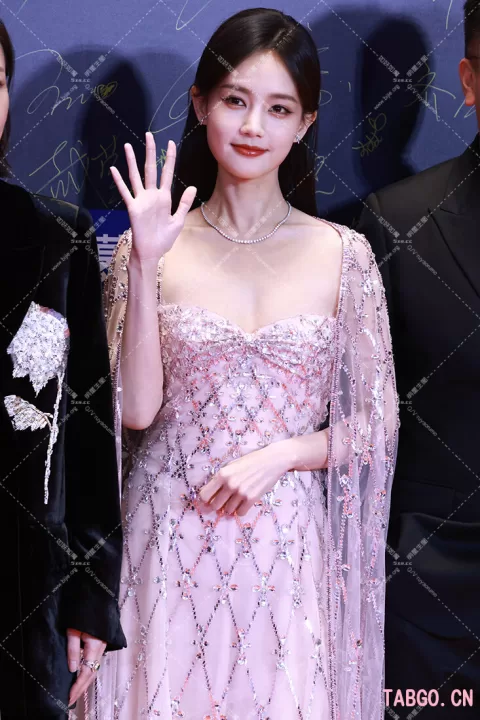 李一桐红毯~孟钰身边却没有安欣