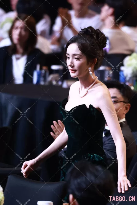 【已出】杨幂尖叫之夜内场第二套衣服