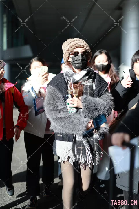 希林娜依高 流感来袭 保暖也要黑丝呀