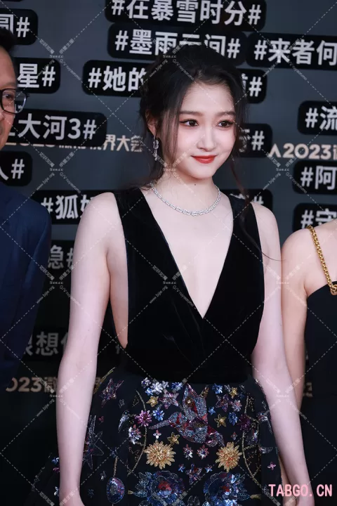 【已出】关晓彤 V领重现 