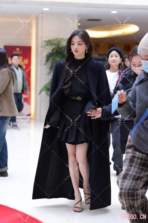 【已出】杨超越上班 预览裁切了