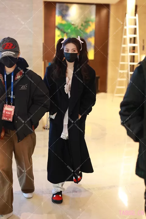 杨超越上班 双马尾录制造型好看呀