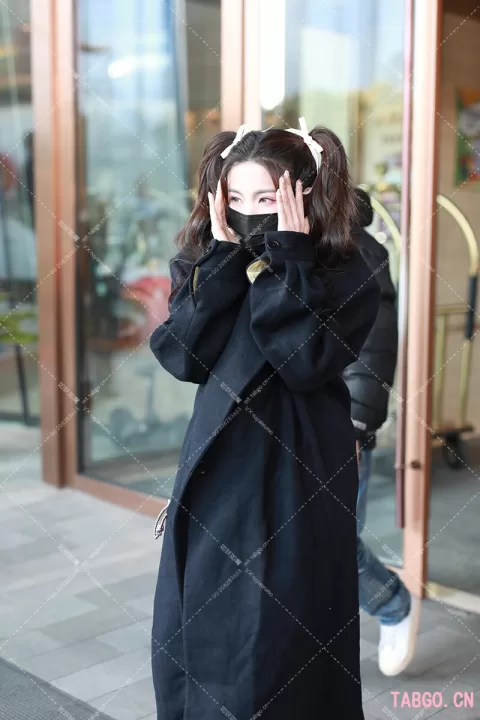 杨超越上班 双马尾录制造型好看呀