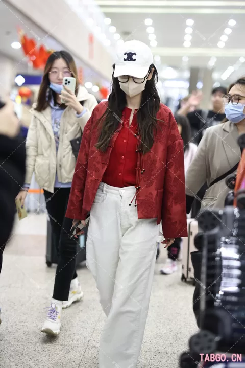 【已出】杨颖到达 唐装在身尽显中国心