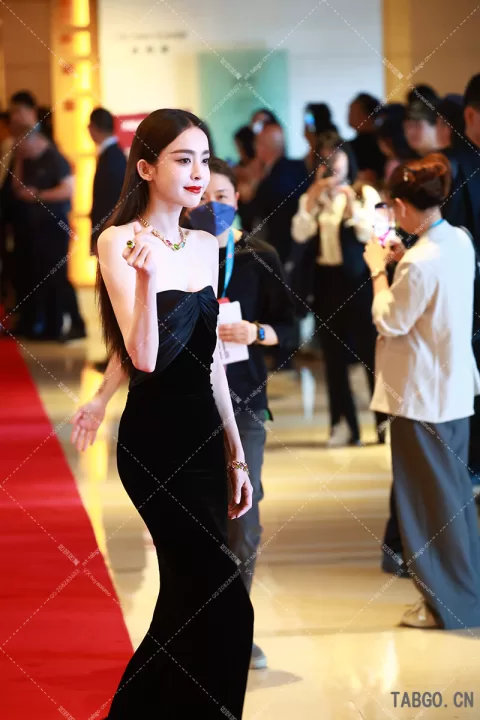 【已出】娜扎上影节门口小红毯