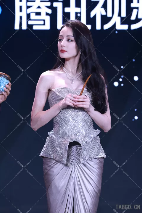 【已出】迪丽热巴鹅剧派对红毯
