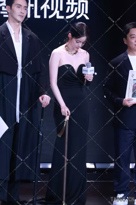 欧阳娜娜红毯 