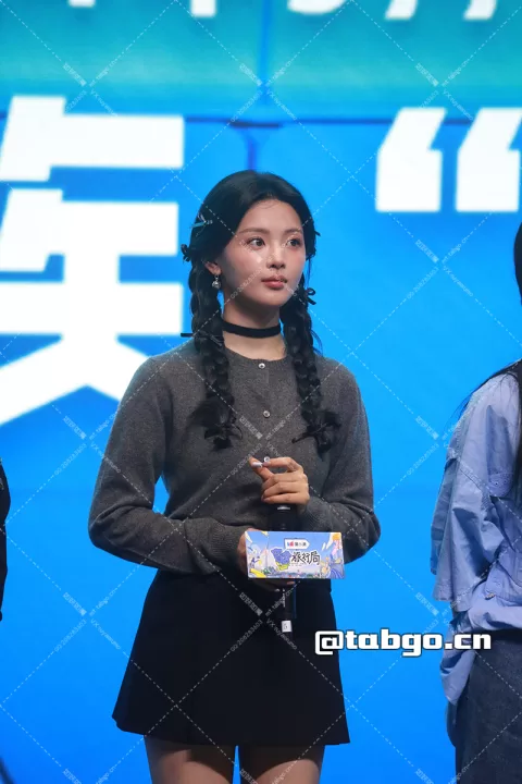 杨超越盲盒旅行局见面会