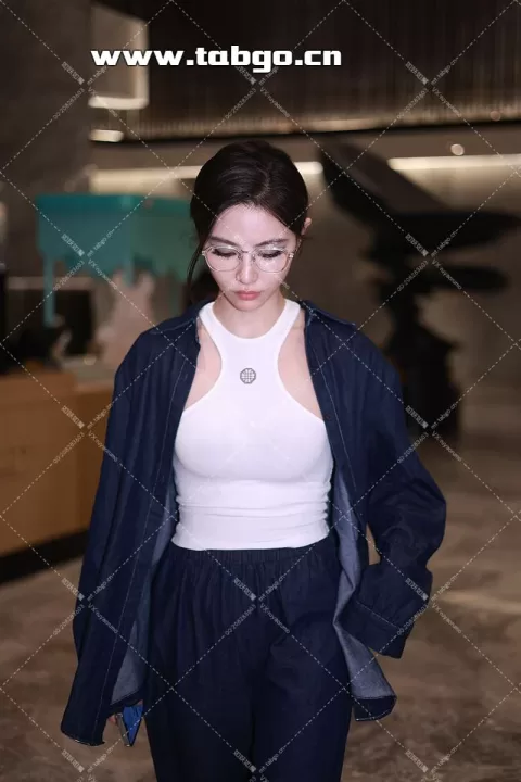 许佳琪酒店外出 淡妆的kiki