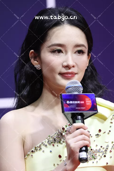 【已出】李沁 腾讯白皮书红毯