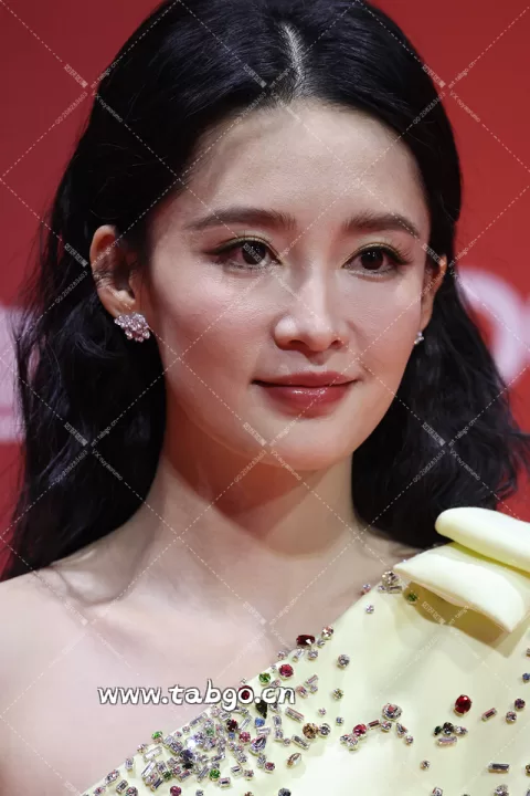 【已出】李沁 腾讯白皮书红毯