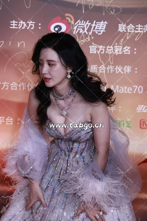 【已出】张萌 微博之夜红毯