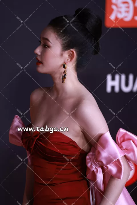【已出】林允 微博之夜红毯 机位二
