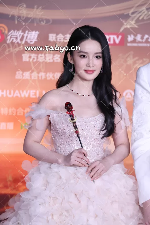 【已出】李沁 微博之夜红毯