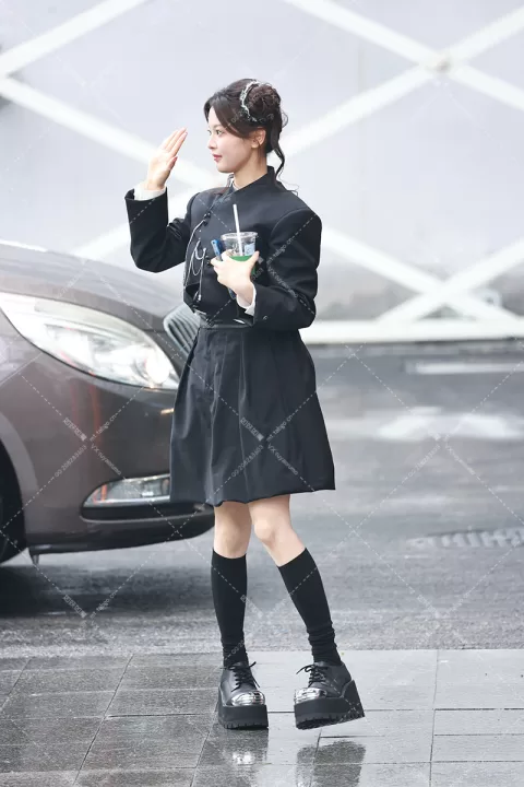 【已出】杨超越 《一见你就笑》上班路透