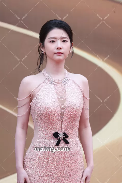 何蓝逗 华表红毯