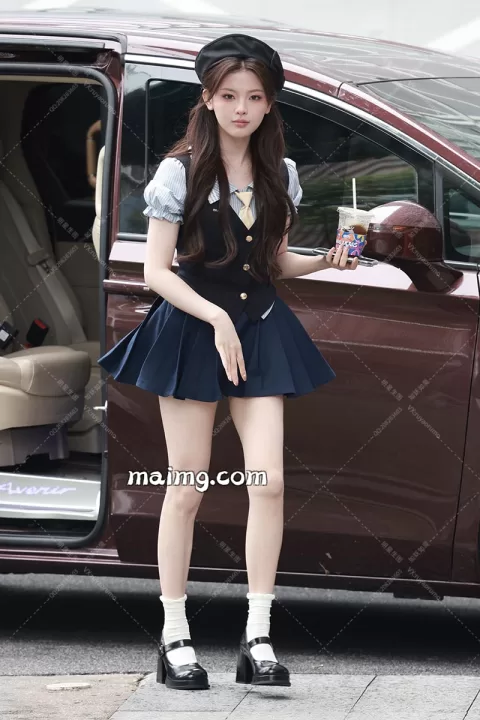 杨超越一见你就笑上班一