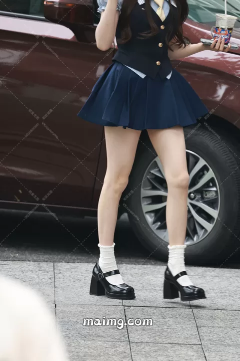 杨超越一见你就笑上班三