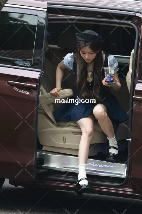 杨超越一见你就笑上班三