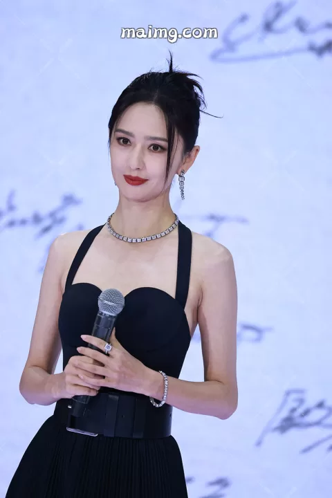 佟丽娅 抖音电影奇遇夜红毯二