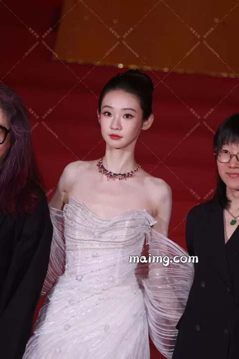 张艺凡上影节闭幕红毯