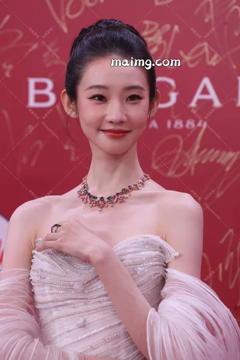 张艺凡上影节闭幕红毯