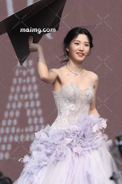 【已出】卢昱晓芭莎红毯